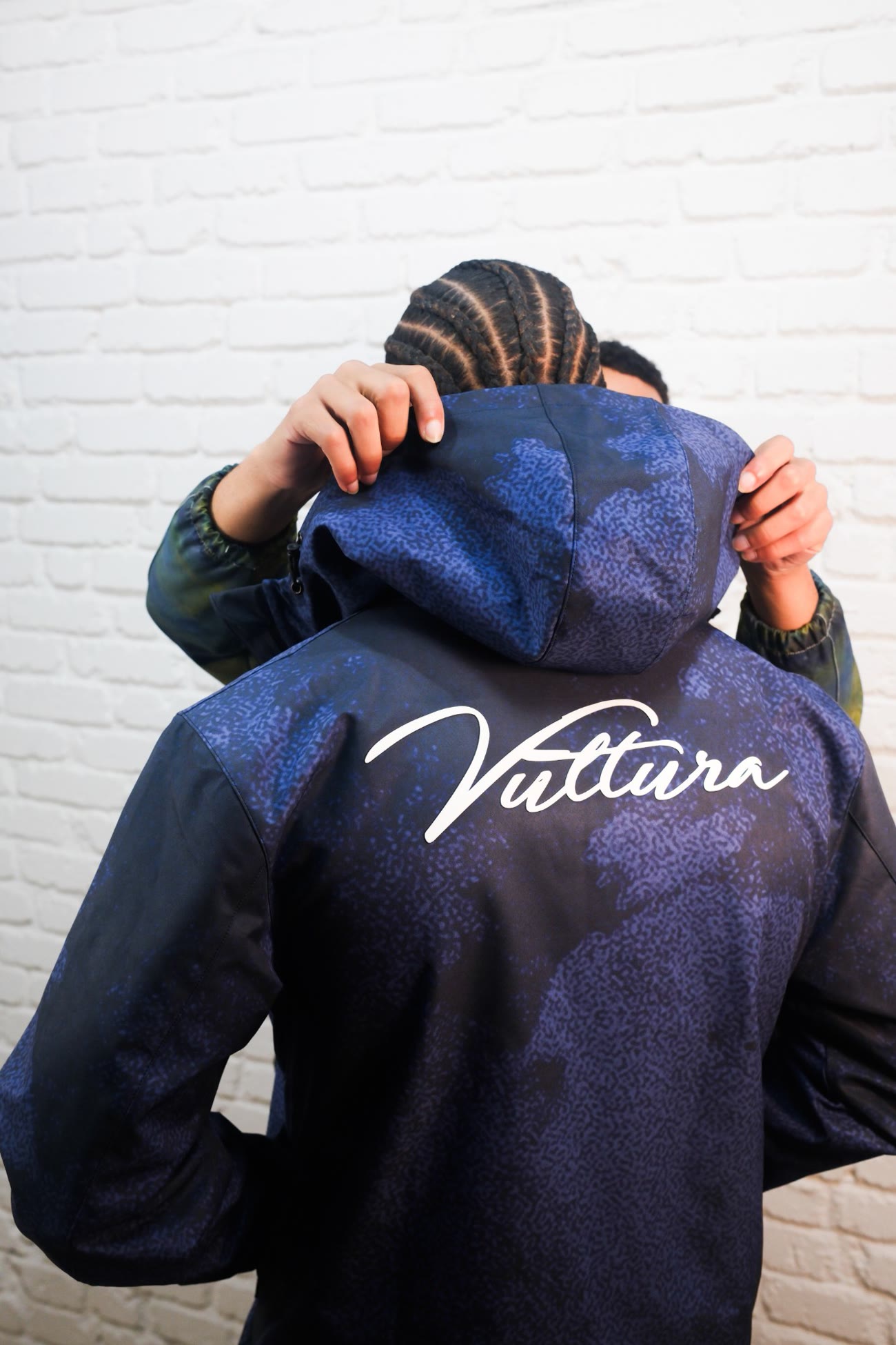 Dos du coupe-vent Purple / Black avec le logo Vultura manuscrit